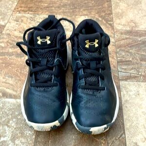 Under Armour Boys Size 1Y black and Gold sneakers